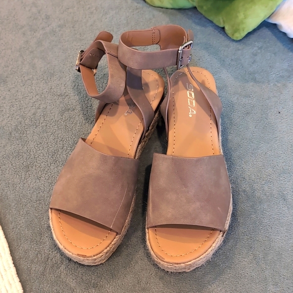 Platform sandals - Picture 3 of 6